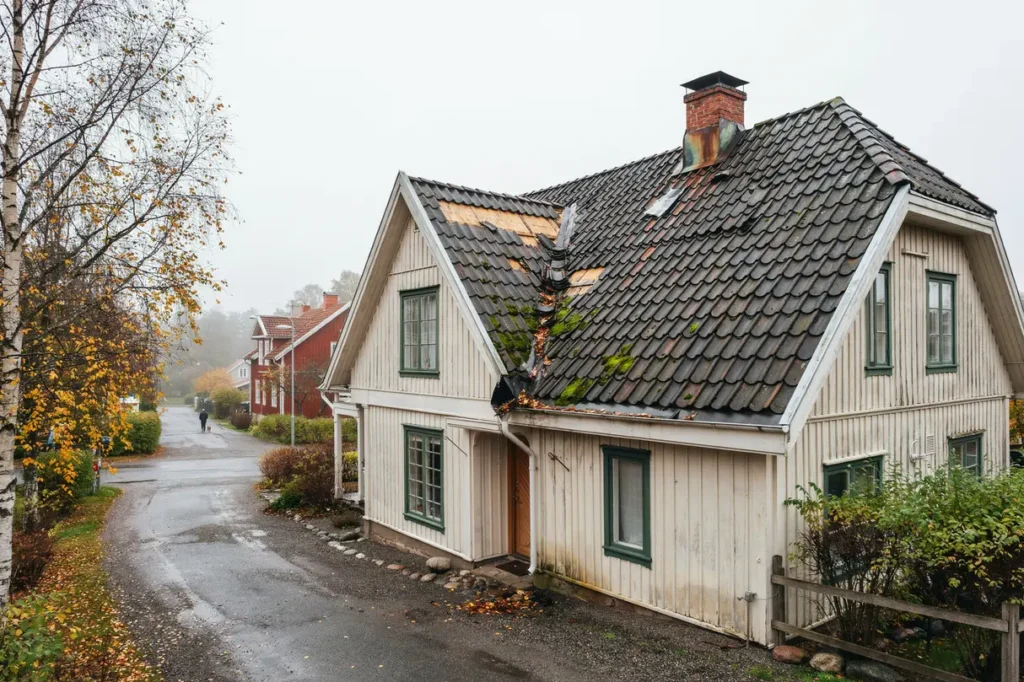 s uppt cker du stormskador p taket i tid praktisk checklista f r svenska hus gare